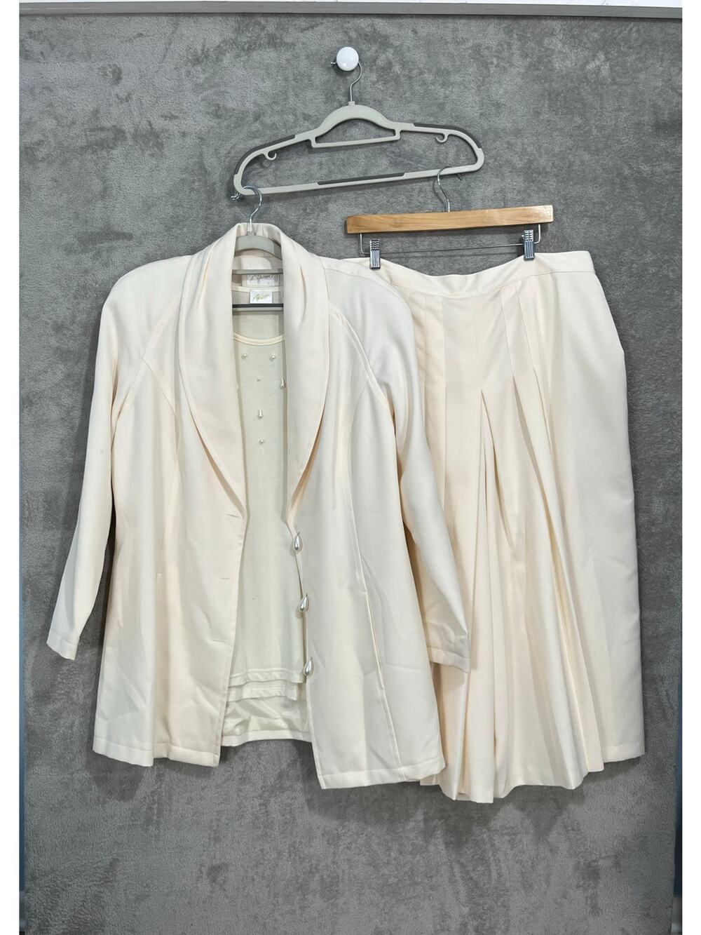 VTG Apart 3 Piece Ivory Suit Size 1-2X Blazer Blouse Gaucho Pants Beaded Dressy